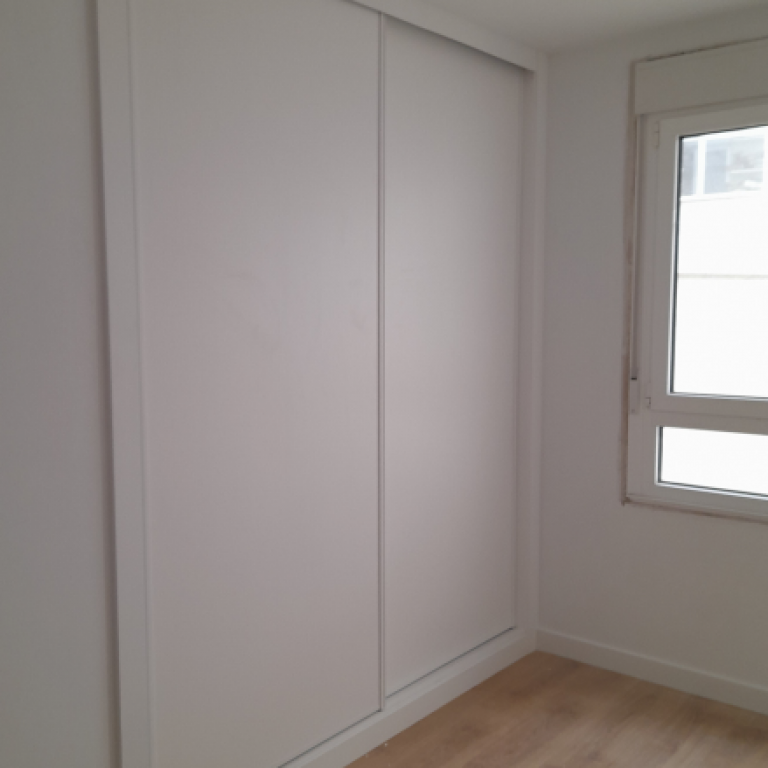 Armario blanco con puertas correderas