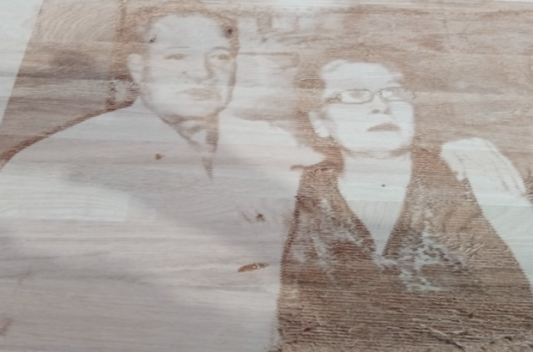 Grabado con un hombre y una mujer